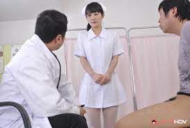 이와사 아유미는 오늘 그의 성기 문제로 남자를 돕는 간호사입니다