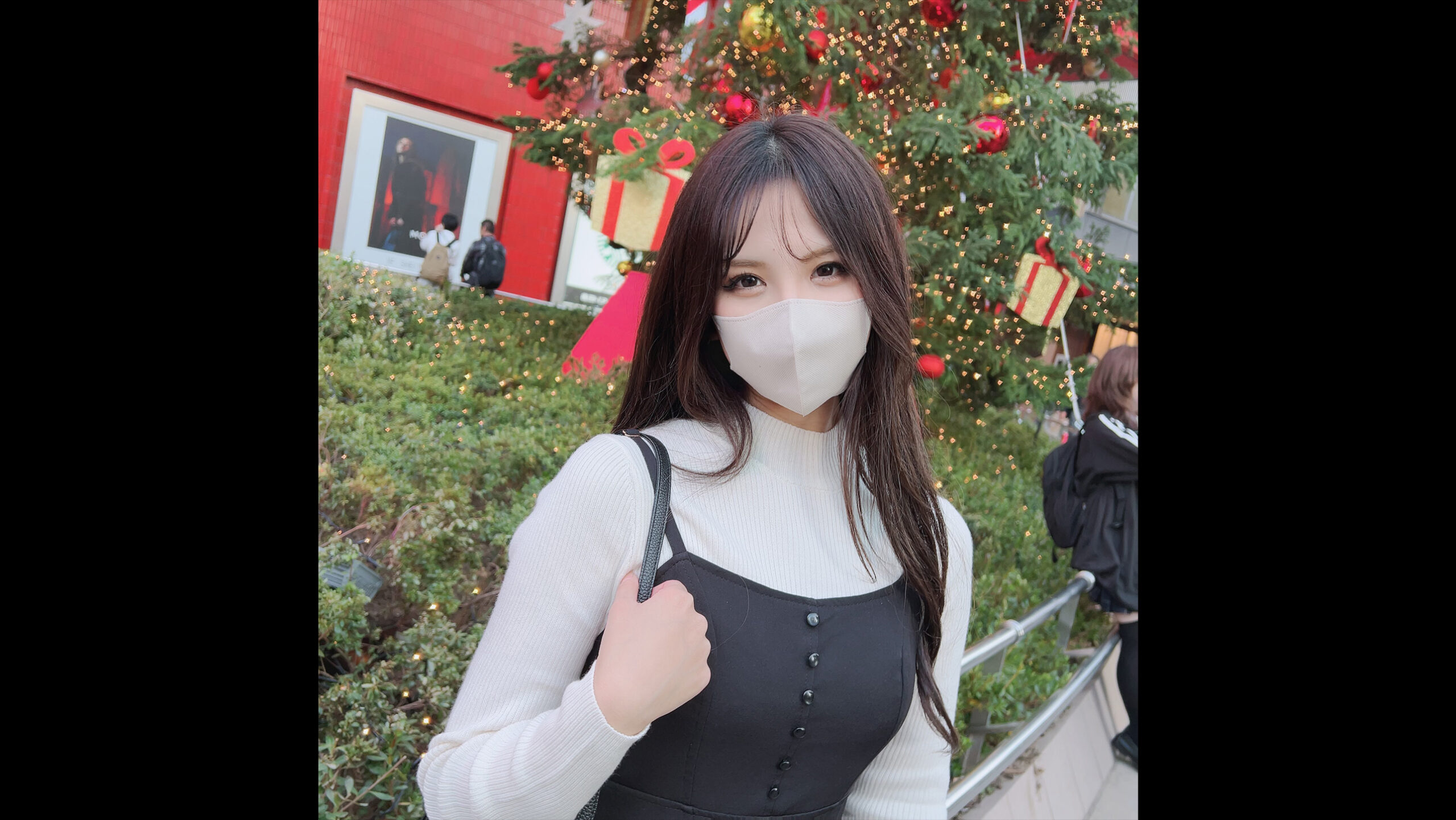 FC2-PPV-3144594 화장품 회사에 근무하는 영업 사원이 옷을 갈아입다가 무단으로 탈의실을 들여다보면 보는 것만으로도 참을 수 없어 그녀를 숙소로 데려와 두 번 질내사정!