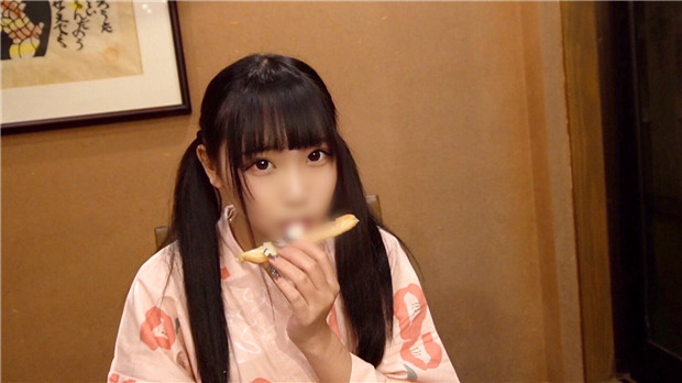 FC2-PPV-2589199 흐트러진 유카타 차림의 역겨운 아저씨의 자지를 날뛰며 진지한 질내사정.